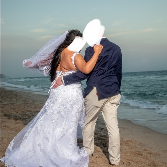 Beautiful wedding dress. size 14-18 - Picture 6 of 13